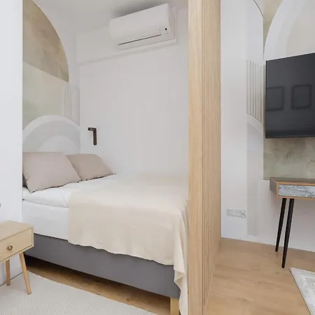 Stylish With Air Conditioning In A Prime Location By Renters *
