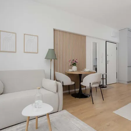 Stylish With Air Conditioning In A Prime Location By Renters ワルシャワ