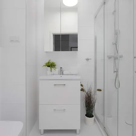 Stylish With Air Conditioning In A Prime Location By Renters アパート ワルシャワ